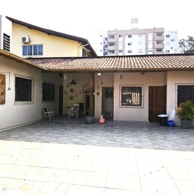 Casa Residencial com 228m², 3 quartos, 1 suíte, 3 garagens, no bairro Pantanal em Florianópolis