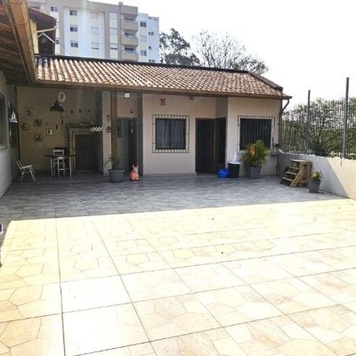 Casa Residencial com 228m², 3 quartos, 1 suíte, 3 garagens, no bairro Pantanal em Florianópolis