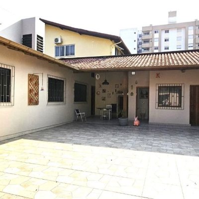 Casa Residencial com 228m², 3 quartos, 1 suíte, 3 garagens, no bairro Pantanal em Florianópolis