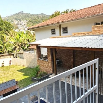 Casa Residencial com 228m², 3 quartos, 1 suíte, 3 garagens, no bairro Pantanal em Florianópolis