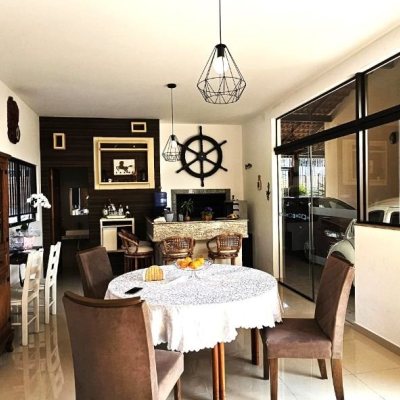 Casa Residencial com 228m², 3 quartos, 1 suíte, 3 garagens, no bairro Pantanal em Florianópolis