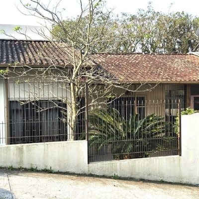 Casa Residencial com 228m², 3 quartos, 1 suíte, 3 garagens, no bairro Pantanal em Florianópolis