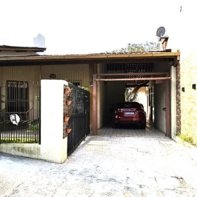 Casa Residencial com 228m², 3 quartos, 1 suíte, 3 garagens, no bairro Pantanal em Florianópolis