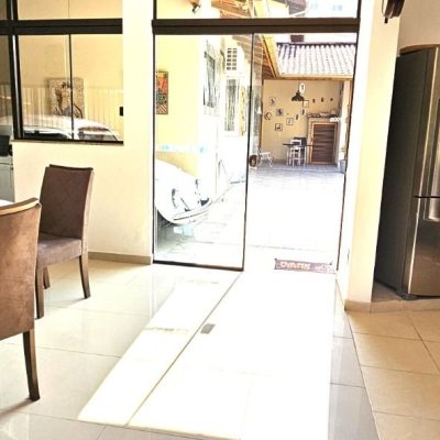 Casa Residencial com 228m², 3 quartos, 1 suíte, 3 garagens, no bairro Pantanal em Florianópolis