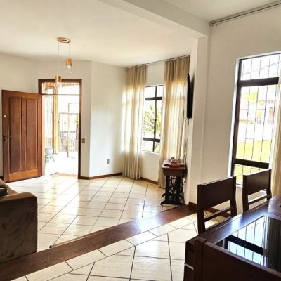 Casa Residencial com 228m², 3 quartos, 1 suíte, 3 garagens, no bairro Pantanal em Florianópolis