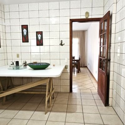 Casa Residencial com 228m², 3 quartos, 1 suíte, 3 garagens, no bairro Pantanal em Florianópolis