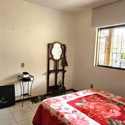 Casa Residencial com 228m², 3 quartos, 1 suíte, 3 garagens, no bairro Pantanal em Florianópolis