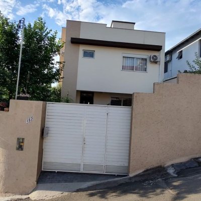 Casa Residencial com 97m², 3 quartos, 1 suíte, 3 garagens, no bairro Centro em Florianópolis