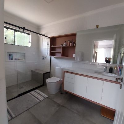 Casa Residencial com 350m², 4 quartos, 4 suítes, 8 garagens, no bairro São João Do Rio Vermelho em Florianópolis