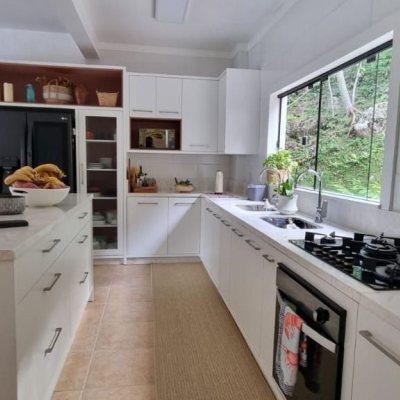 Casa Residencial com 350m², 4 quartos, 4 suítes, 8 garagens, no bairro São João Do Rio Vermelho em Florianópolis