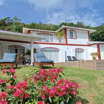 Casa Residencial com 350m², 4 quartos, 4 suítes, 8 garagens, no bairro São João Do Rio Vermelho em Florianópolis