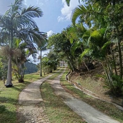 Casa Residencial com 350m², 4 quartos, 4 suítes, 8 garagens, no bairro São João Do Rio Vermelho em Florianópolis