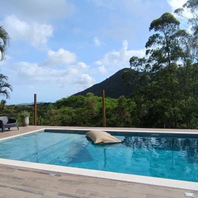 Casa Residencial com 350m², 4 quartos, 4 suítes, 8 garagens, no bairro São João Do Rio Vermelho em Florianópolis