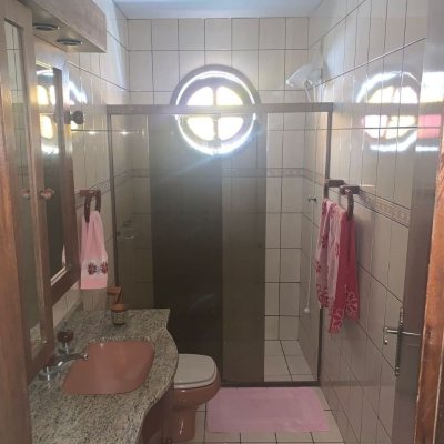 Casa Residencial com 240m², 4 quartos, 1 suíte, 2 garagens, no bairro Coqueiros em Florianópolis