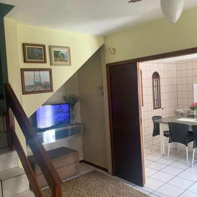 Casa Residencial com 240m², 4 quartos, 1 suíte, 2 garagens, no bairro Coqueiros em Florianópolis