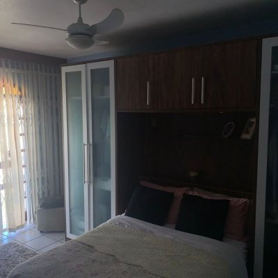 Casa Residencial com 240m², 4 quartos, 1 suíte, 2 garagens, no bairro Coqueiros em Florianópolis