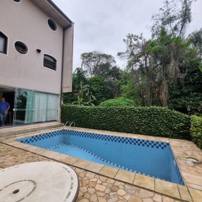 Casa Residencial com 290m², 4 quartos, 1 suíte, 2 garagens, no bairro Pantanal em Florianópolis