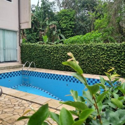 Casa Residencial com 290m², 4 quartos, 1 suíte, 2 garagens, no bairro Pantanal em Florianópolis