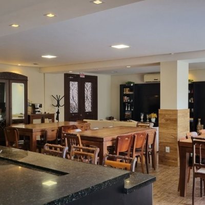 Casa Residencial com 290m², 4 quartos, 1 suíte, 2 garagens, no bairro Pantanal em Florianópolis