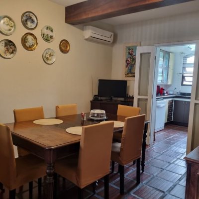 Casa Residencial com 290m², 4 quartos, 1 suíte, 2 garagens, no bairro Pantanal em Florianópolis