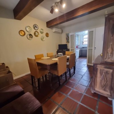 Casa Residencial com 290m², 4 quartos, 1 suíte, 2 garagens, no bairro Pantanal em Florianópolis