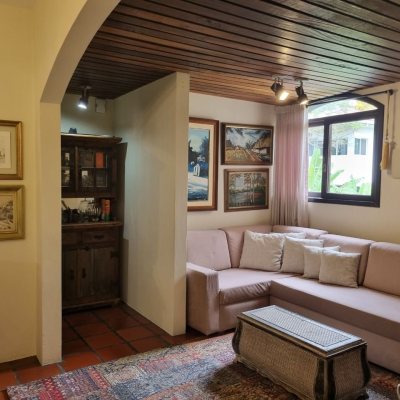 Casa Residencial com 290m², 4 quartos, 1 suíte, 2 garagens, no bairro Pantanal em Florianópolis