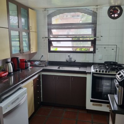 Casa Residencial com 290m², 4 quartos, 1 suíte, 2 garagens, no bairro Pantanal em Florianópolis