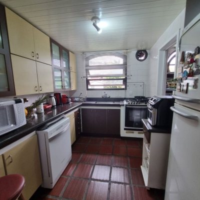 Casa Residencial com 290m², 4 quartos, 1 suíte, 2 garagens, no bairro Pantanal em Florianópolis