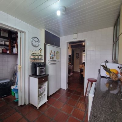 Casa Residencial com 290m², 4 quartos, 1 suíte, 2 garagens, no bairro Pantanal em Florianópolis