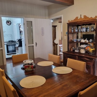 Casa Residencial com 290m², 4 quartos, 1 suíte, 2 garagens, no bairro Pantanal em Florianópolis