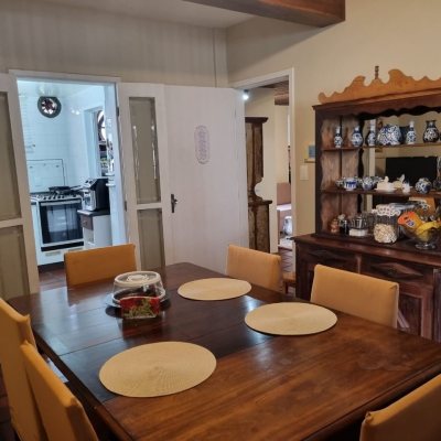 Casa Residencial com 290m², 4 quartos, 1 suíte, 2 garagens, no bairro Pantanal em Florianópolis