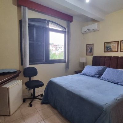 Casa Residencial com 290m², 4 quartos, 1 suíte, 2 garagens, no bairro Pantanal em Florianópolis