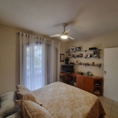 Casa Residencial com 290m², 4 quartos, 1 suíte, 2 garagens, no bairro Pantanal em Florianópolis