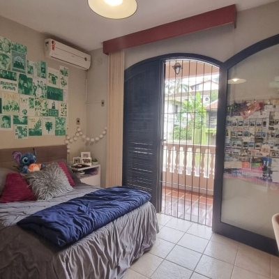 Casa Residencial com 290m², 4 quartos, 1 suíte, 2 garagens, no bairro Pantanal em Florianópolis