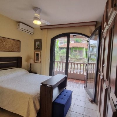 Casa Residencial com 290m², 4 quartos, 1 suíte, 2 garagens, no bairro Pantanal em Florianópolis