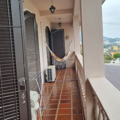 Casa Residencial com 290m², 4 quartos, 1 suíte, 2 garagens, no bairro Pantanal em Florianópolis