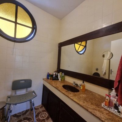 Casa Residencial com 290m², 4 quartos, 1 suíte, 2 garagens, no bairro Pantanal em Florianópolis