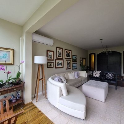 Casa Residencial com 290m², 4 quartos, 1 suíte, 2 garagens, no bairro Pantanal em Florianópolis