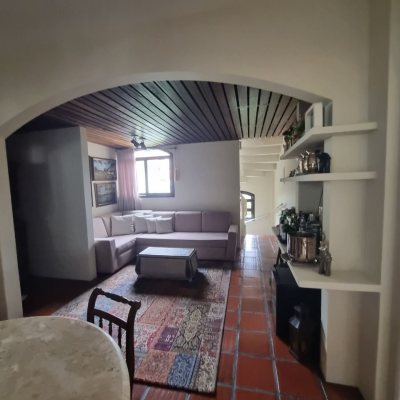 Casa Residencial com 290m², 4 quartos, 1 suíte, 2 garagens, no bairro Pantanal em Florianópolis