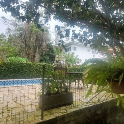 Casa Residencial com 290m², 4 quartos, 1 suíte, 2 garagens, no bairro Pantanal em Florianópolis