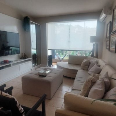 Casa Residencial com 290m², 4 quartos, 1 suíte, 2 garagens, no bairro Pantanal em Florianópolis