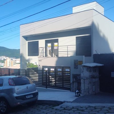 Casa Residencial com 184m², 3 quartos, 3 suítes, 2 garagens, no bairro Trindade em Florianópolis