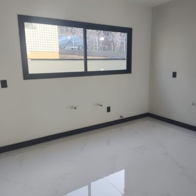 Casa Residencial com 184m², 3 quartos, 3 suítes, 2 garagens, no bairro Trindade em Florianópolis