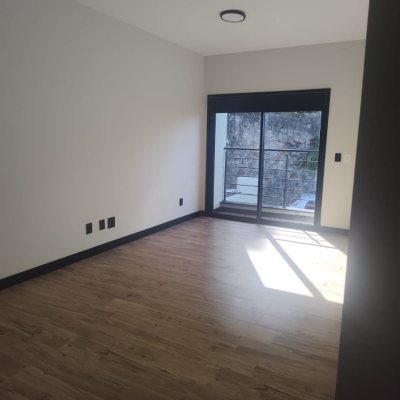 Casa Residencial com 184m², 3 quartos, 3 suítes, 2 garagens, no bairro Trindade em Florianópolis