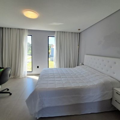 Casa em Condomínio com 272m², 3 quartos, 1 suíte, 2 garagens, no bairro RIO VERMELHO em Florianópolis