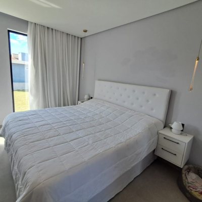 Casa em Condomínio com 272m², 3 quartos, 1 suíte, 2 garagens, no bairro RIO VERMELHO em Florianópolis