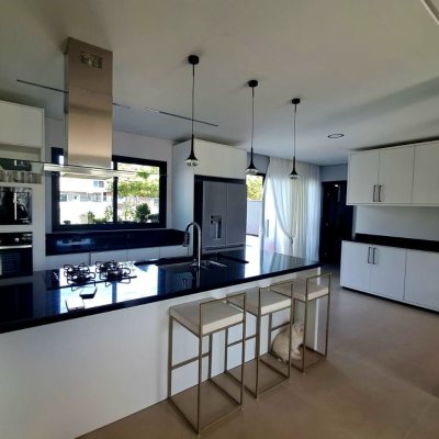 Casa em Condomínio com 272m², 3 quartos, 1 suíte, 2 garagens, no bairro RIO VERMELHO em Florianópolis