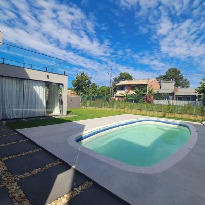 Casa em Condomínio com 272m², 3 quartos, 1 suíte, 2 garagens, no bairro RIO VERMELHO em Florianópolis