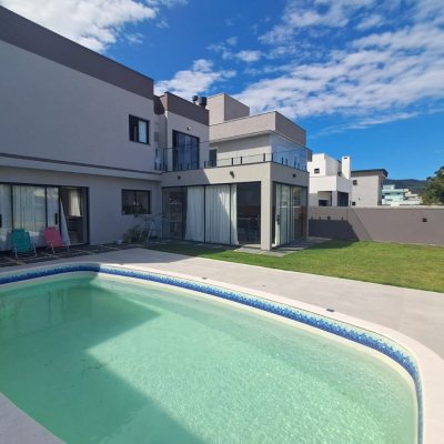 Casa em Condomínio com 272m², 3 quartos, 1 suíte, 2 garagens, no bairro RIO VERMELHO em Florianópolis
