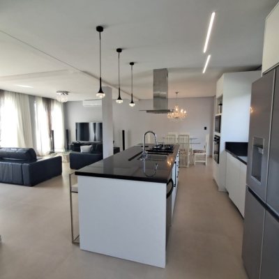 Casa em Condomínio com 272m², 3 quartos, 1 suíte, 2 garagens, no bairro RIO VERMELHO em Florianópolis